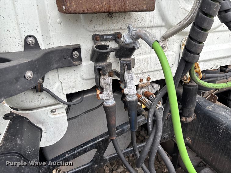 image for item YA2417 2017 Freightliner Cascadia semi truck