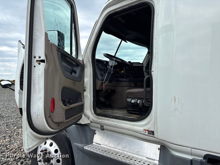 image for item YA2417 2017 Freightliner Cascadia semi truck