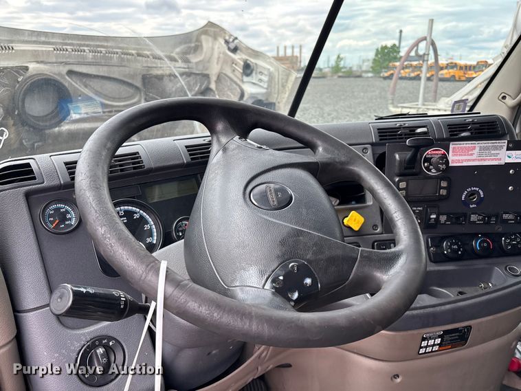 image for item YA2417 2017 Freightliner Cascadia semi truck
