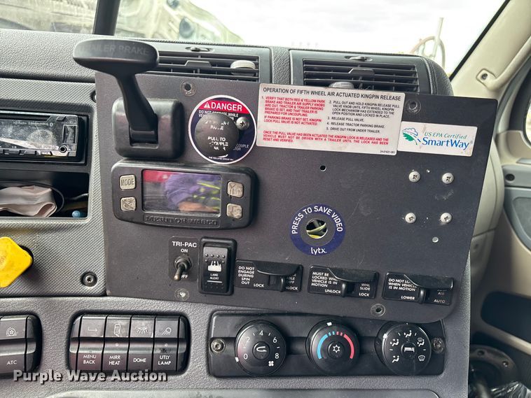 image for item YA2417 2017 Freightliner Cascadia semi truck