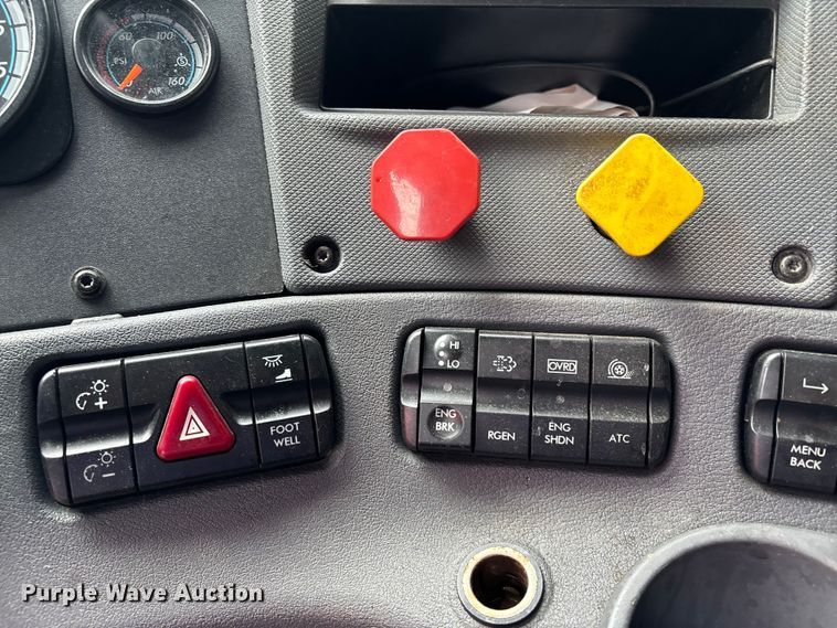 image for item YA2417 2017 Freightliner Cascadia semi truck
