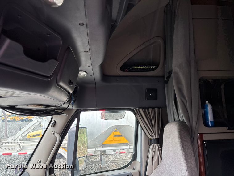 image for item YA2417 2017 Freightliner Cascadia semi truck
