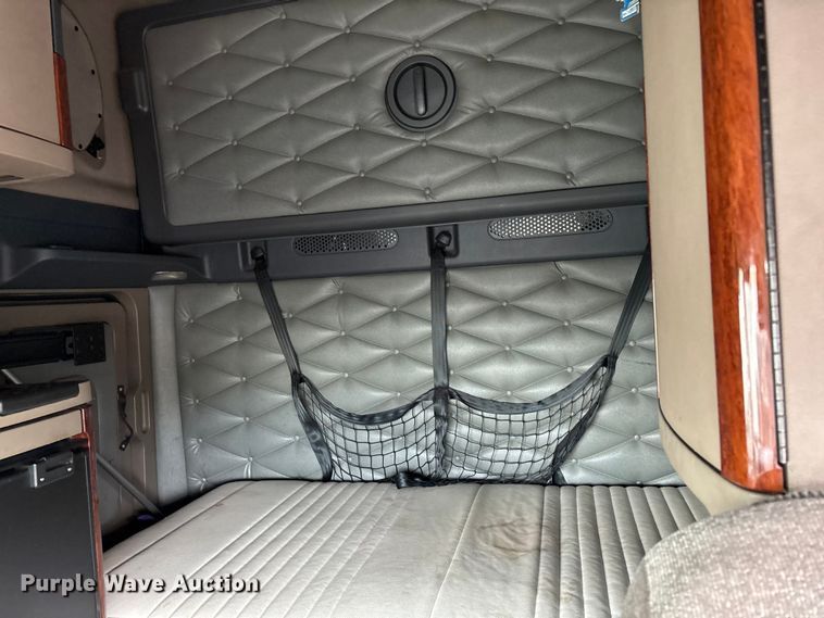 image for item YA2417 2017 Freightliner Cascadia semi truck