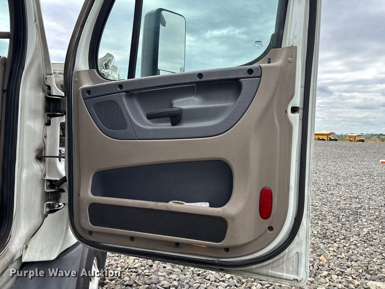 image for item YA2417 2017 Freightliner Cascadia semi truck
