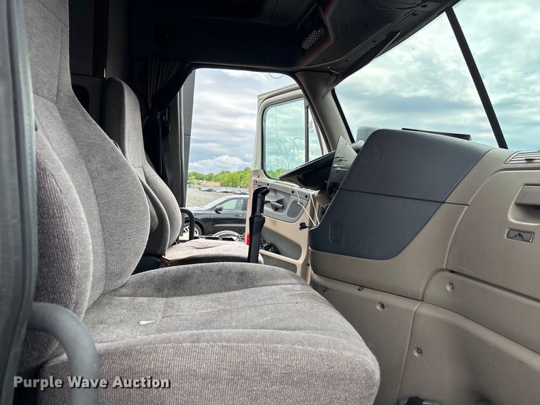 image for item YA2417 2017 Freightliner Cascadia semi truck