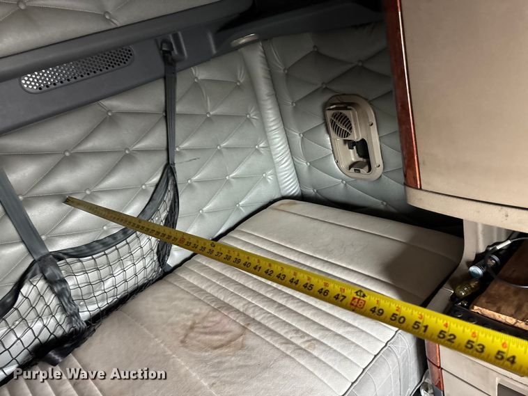 image for item YA2417 2017 Freightliner Cascadia semi truck