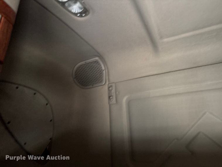 image for item YA2417 2017 Freightliner Cascadia semi truck