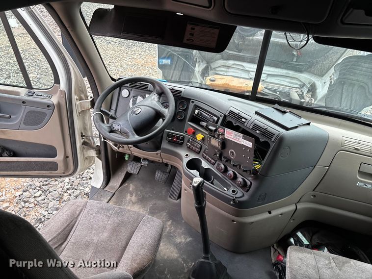 image for item YA2417 2017 Freightliner Cascadia semi truck