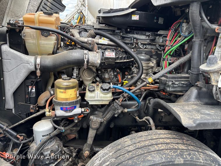 image for item YA2417 2017 Freightliner Cascadia semi truck