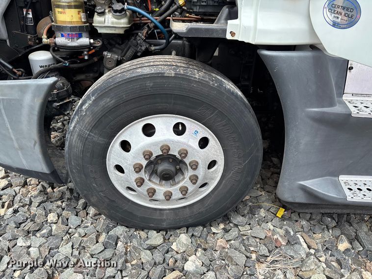 image for item YA2417 2017 Freightliner Cascadia semi truck