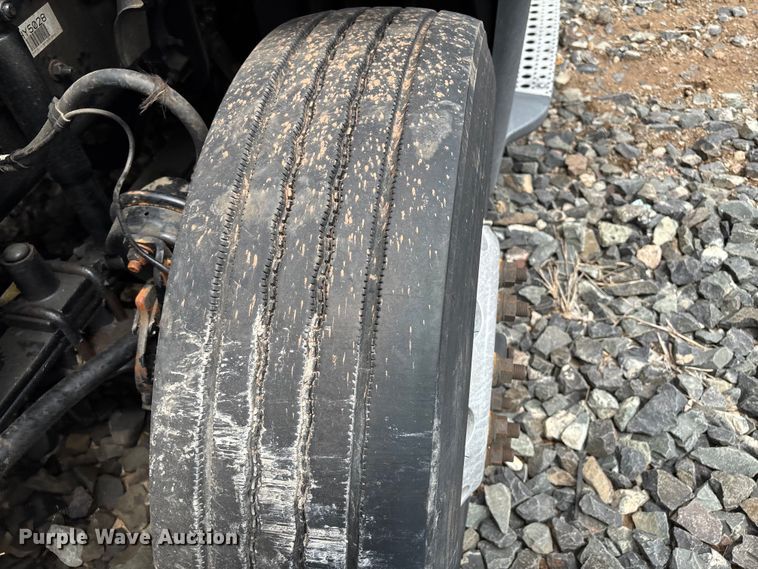 image for item YA2417 2017 Freightliner Cascadia semi truck