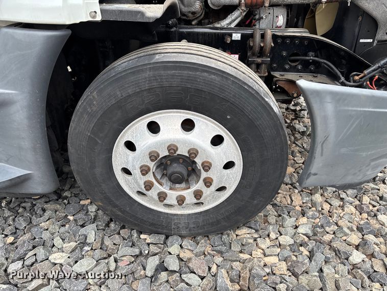 image for item YA2417 2017 Freightliner Cascadia semi truck