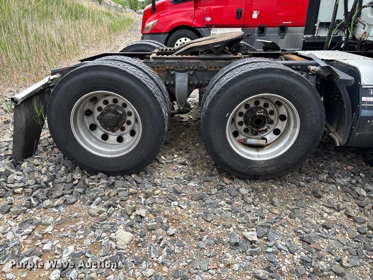 image for item YA2417 2017 Freightliner Cascadia semi truck