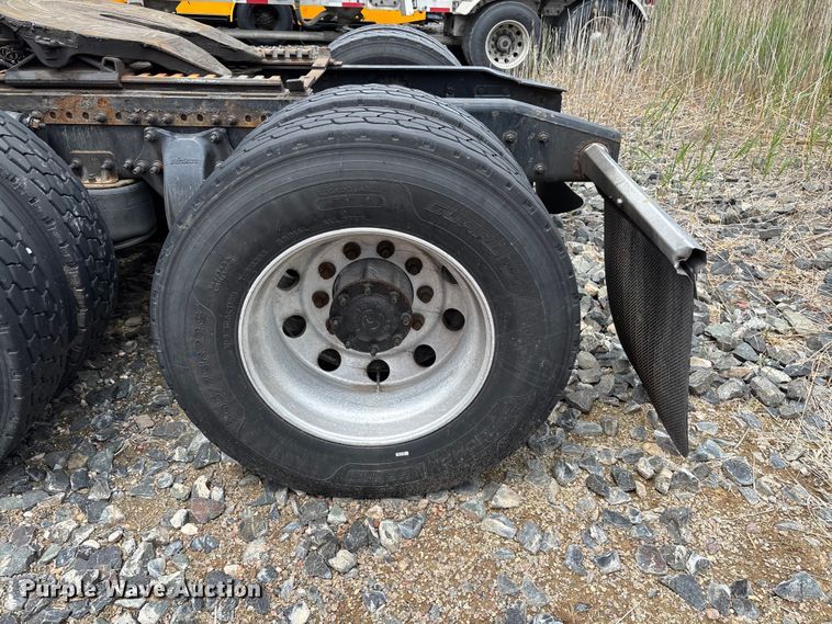 image for item YA2417 2017 Freightliner Cascadia semi truck