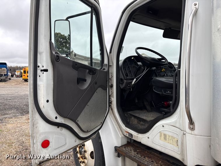 image for item YA2424 2016 Freightliner Business Class M2 box truck
