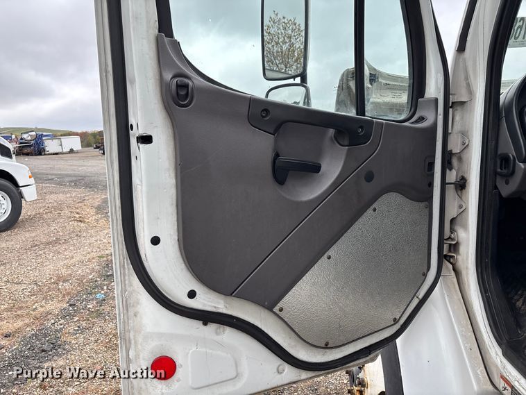 image for item YA2424 2016 Freightliner Business Class M2 box truck