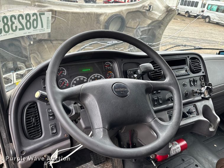 image for item YA2424 2016 Freightliner Business Class M2 box truck