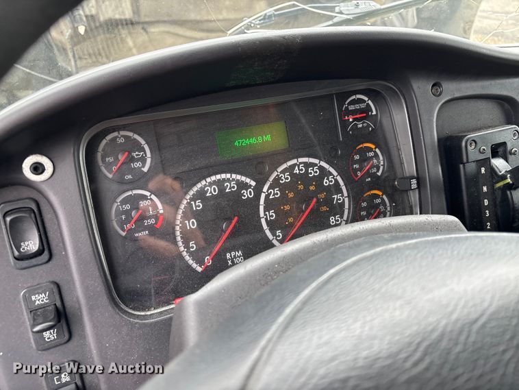 image for item YA2424 2016 Freightliner Business Class M2 box truck
