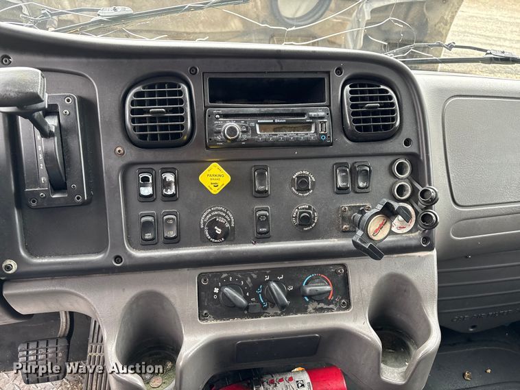 image for item YA2424 2016 Freightliner Business Class M2 box truck
