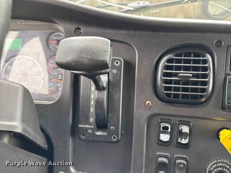 image for item YA2424 2016 Freightliner Business Class M2 box truck