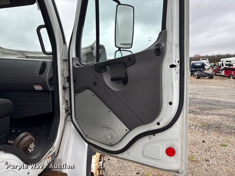 image for item YA2424 2016 Freightliner Business Class M2 box truck