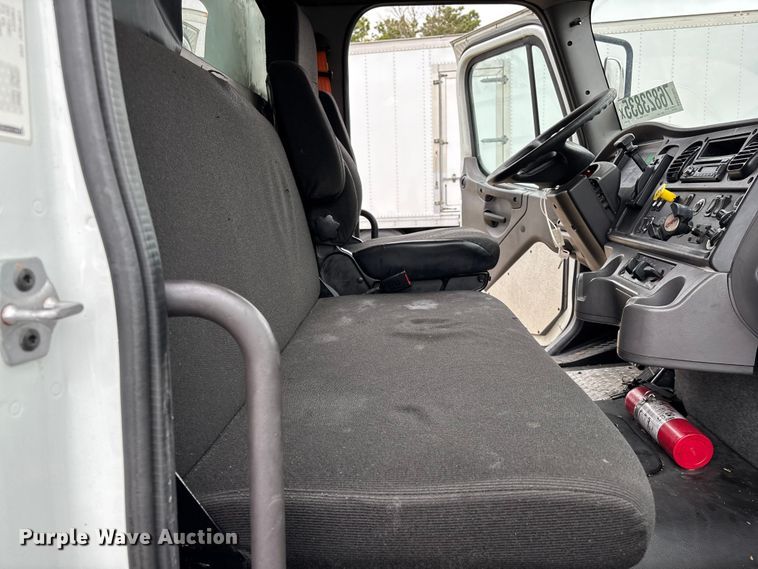image for item YA2424 2016 Freightliner Business Class M2 box truck