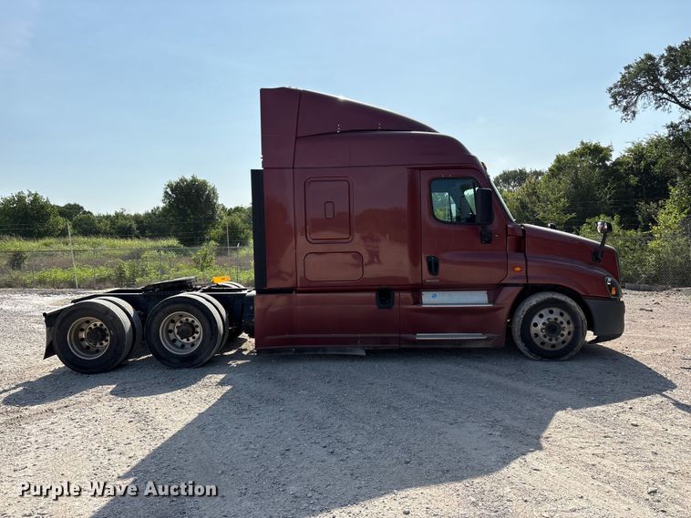 image for item YA2539 2018 Freightliner Cascadia semi truck