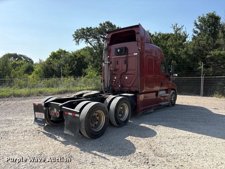 image for item YA2539 2018 Freightliner Cascadia semi truck
