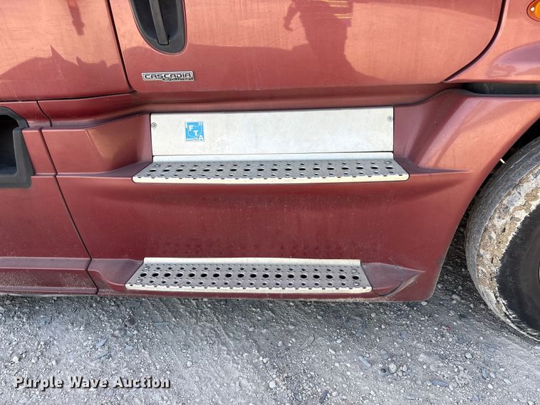 image for item YA2539 2018 Freightliner Cascadia semi truck