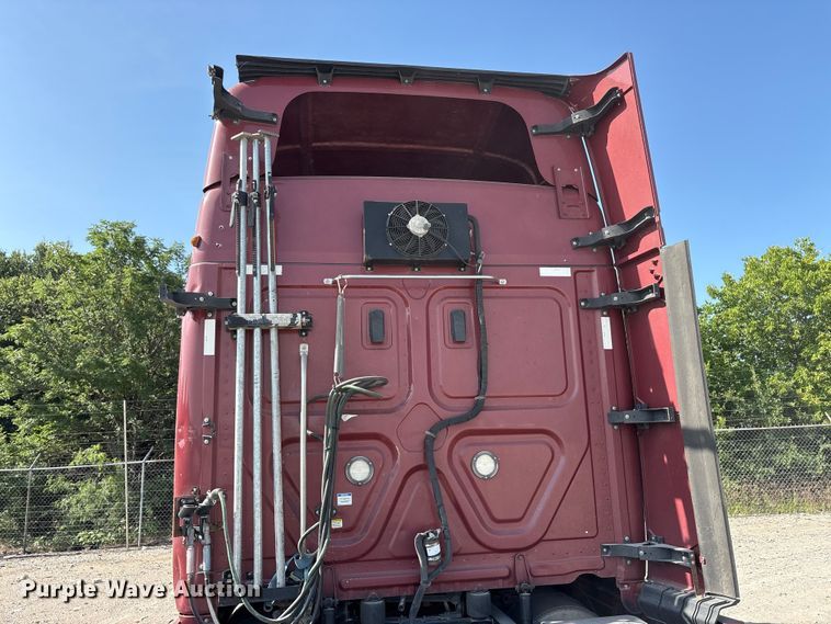 image for item YA2539 2018 Freightliner Cascadia semi truck