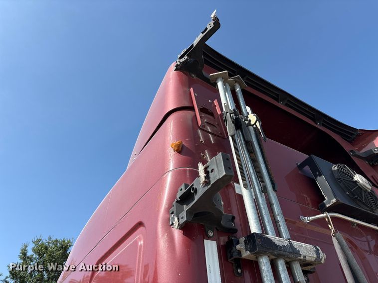 image for item YA2539 2018 Freightliner Cascadia semi truck