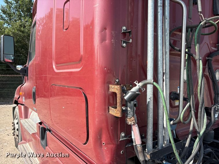 image for item YA2539 2018 Freightliner Cascadia semi truck