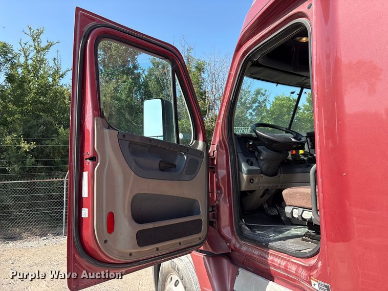 image for item YA2539 2018 Freightliner Cascadia semi truck