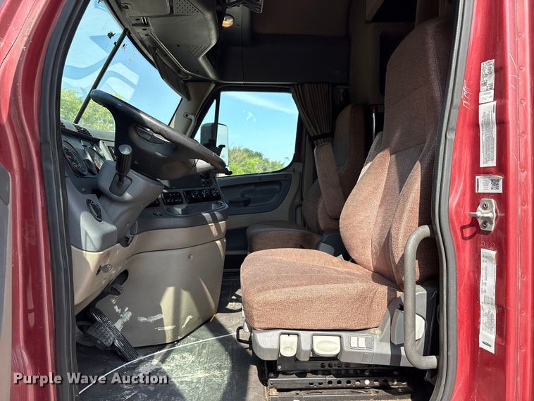image for item YA2539 2018 Freightliner Cascadia semi truck