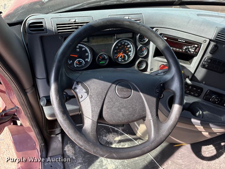 image for item YA2539 2018 Freightliner Cascadia semi truck
