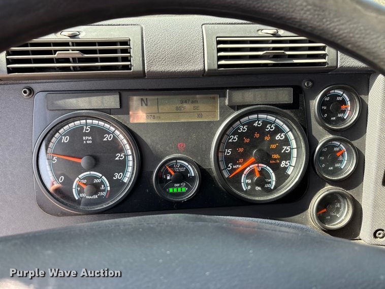 image for item YA2539 2018 Freightliner Cascadia semi truck
