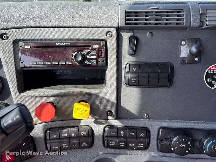image for item YA2539 2018 Freightliner Cascadia semi truck