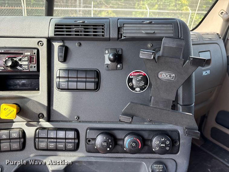 image for item YA2539 2018 Freightliner Cascadia semi truck