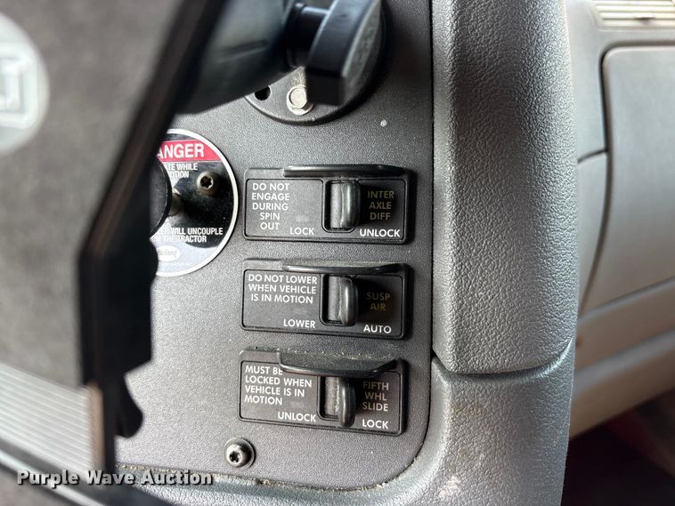image for item YA2539 2018 Freightliner Cascadia semi truck