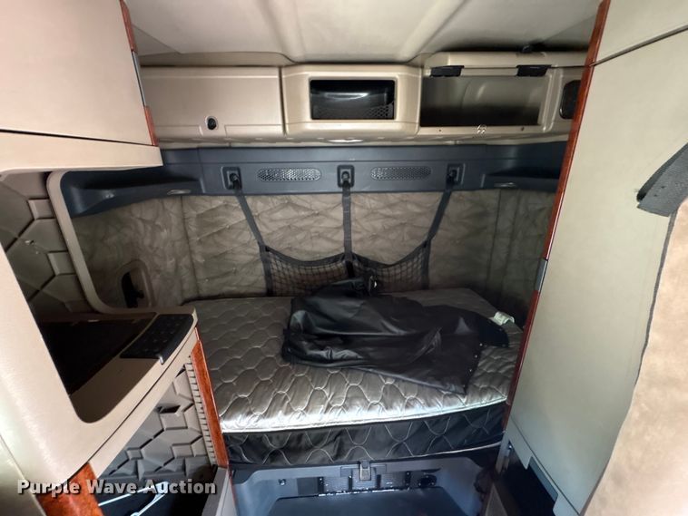 image for item YA2539 2018 Freightliner Cascadia semi truck