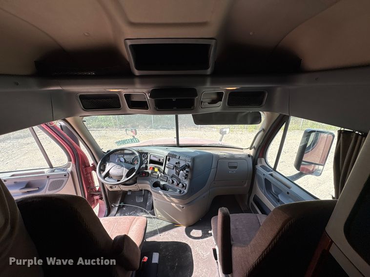 image for item YA2539 2018 Freightliner Cascadia semi truck