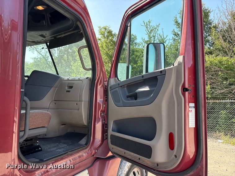 image for item YA2539 2018 Freightliner Cascadia semi truck