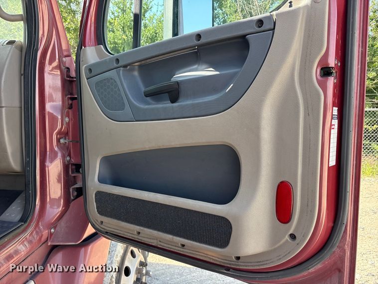 image for item YA2539 2018 Freightliner Cascadia semi truck