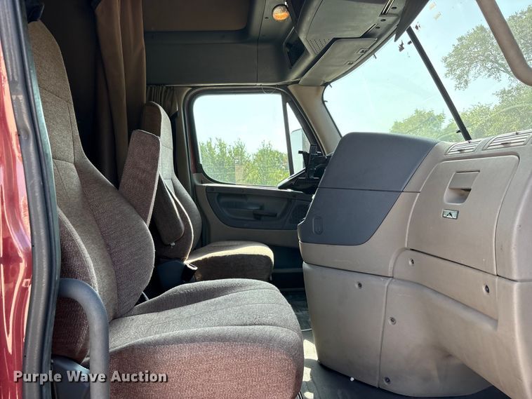 image for item YA2539 2018 Freightliner Cascadia semi truck