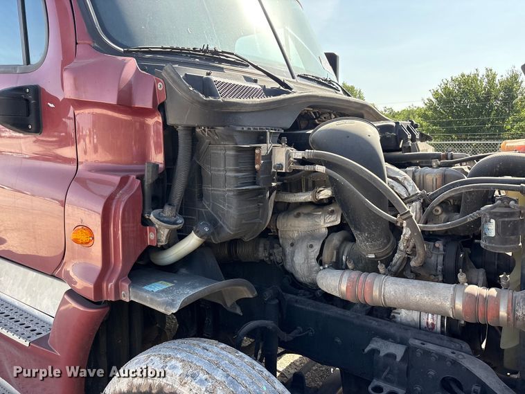 image for item YA2539 2018 Freightliner Cascadia semi truck