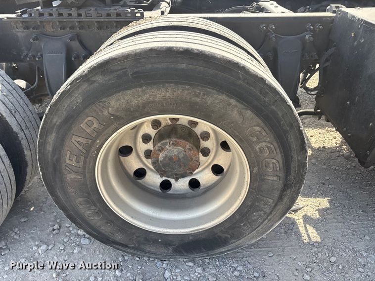 image for item YA2539 2018 Freightliner Cascadia semi truck