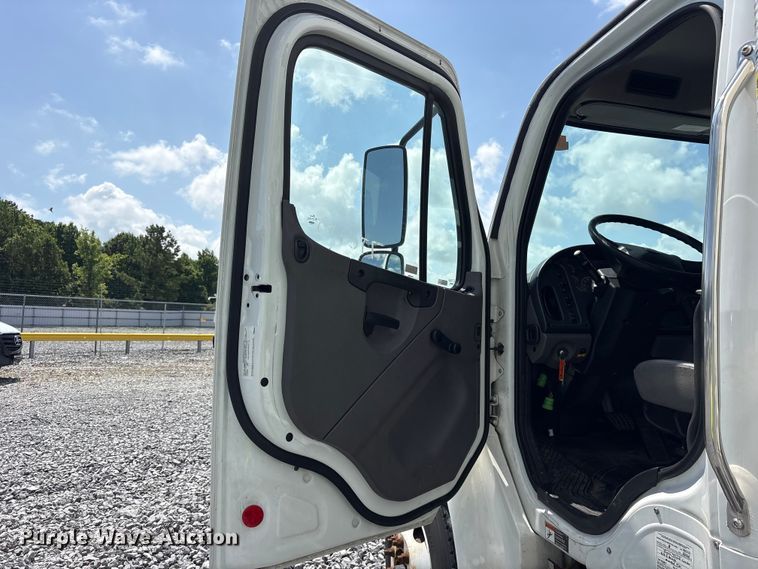 image for item YA2732 2021 Freightliner Business Class M2 box truck