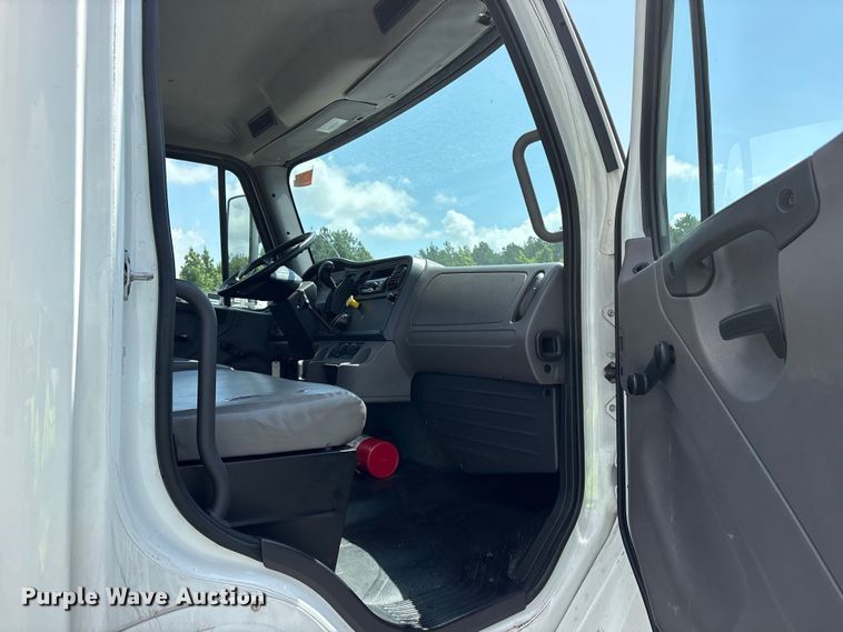 image for item YA2732 2021 Freightliner Business Class M2 box truck
