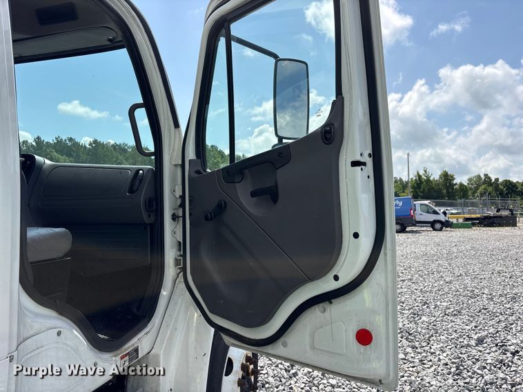 image for item YA2732 2021 Freightliner Business Class M2 box truck