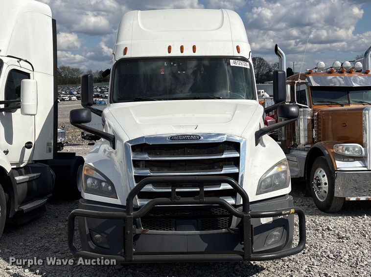 image for item YA2848 2020 Freightliner Cascadia semi truck